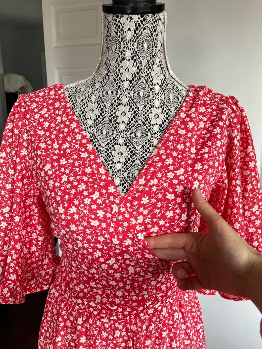 NWT Large She + Sky Tiered Tie Back Red Floral Flutter Sleeve Midi Dress - Picture 3 of 9